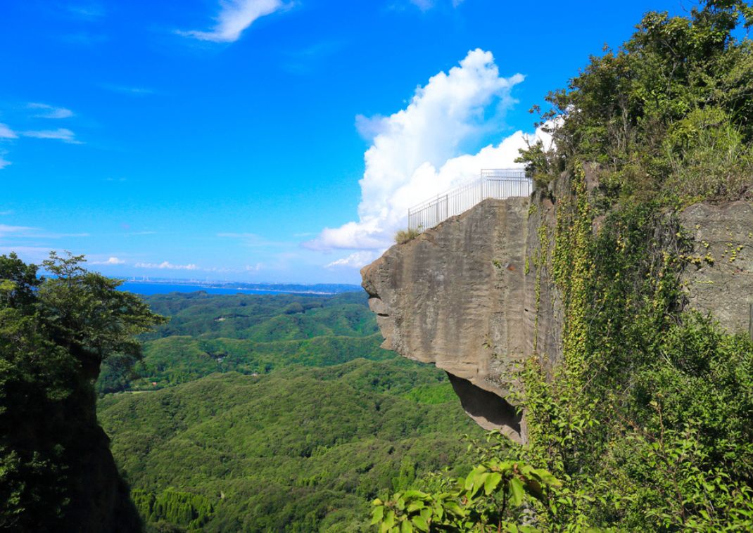 Vue spectaculaire depuis le sommet du mont Nokogiriyama avec une falaise surplombant les collines verdoyantes de la préfecture de Chiba.