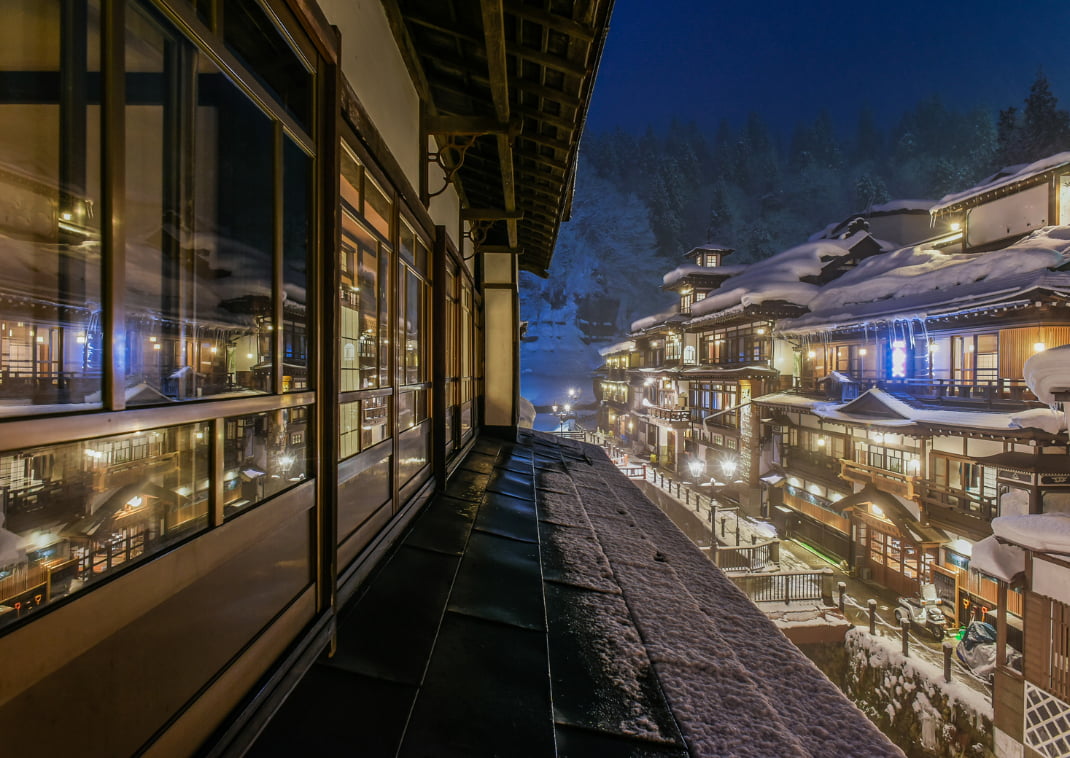 Ginzan Onsen, vue nocturne de la vieille ville des célèbres sources thermales dans la neige, Obanazawa, Yamagata, Japon