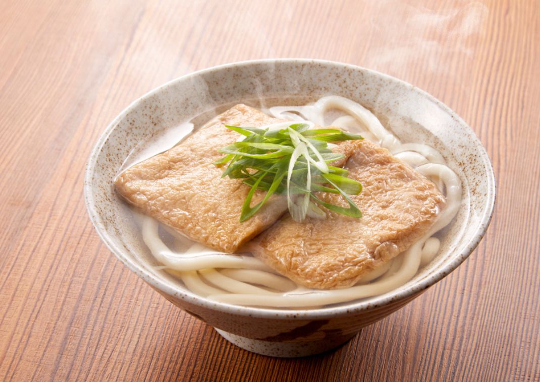 Kitsune Udon, nouilles udon et poche de tofu frit