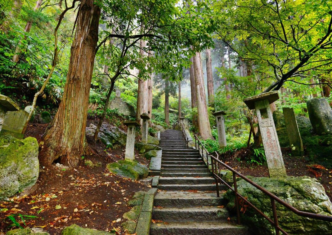 Sentier menant au temple Yamadera à Yamagata, au Japon