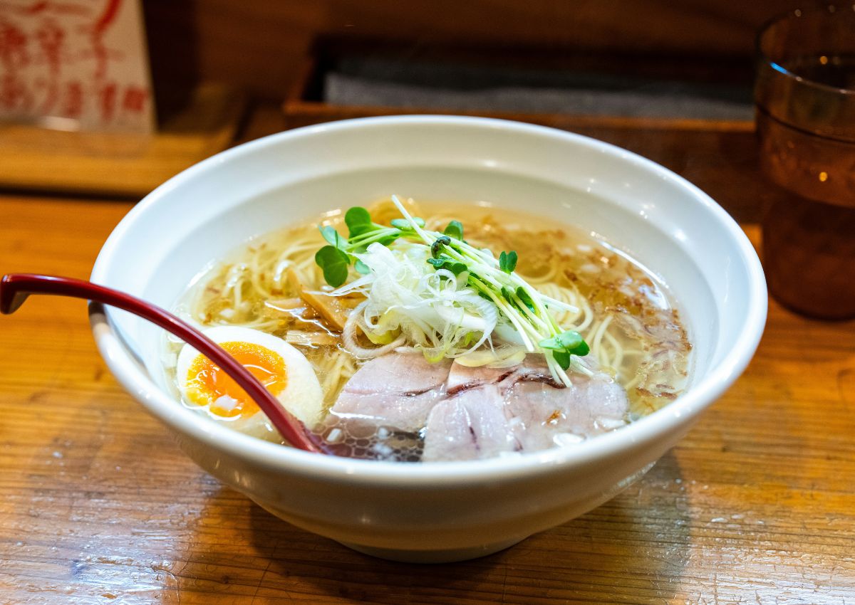 Bol de ramen posé sur une table, Japon