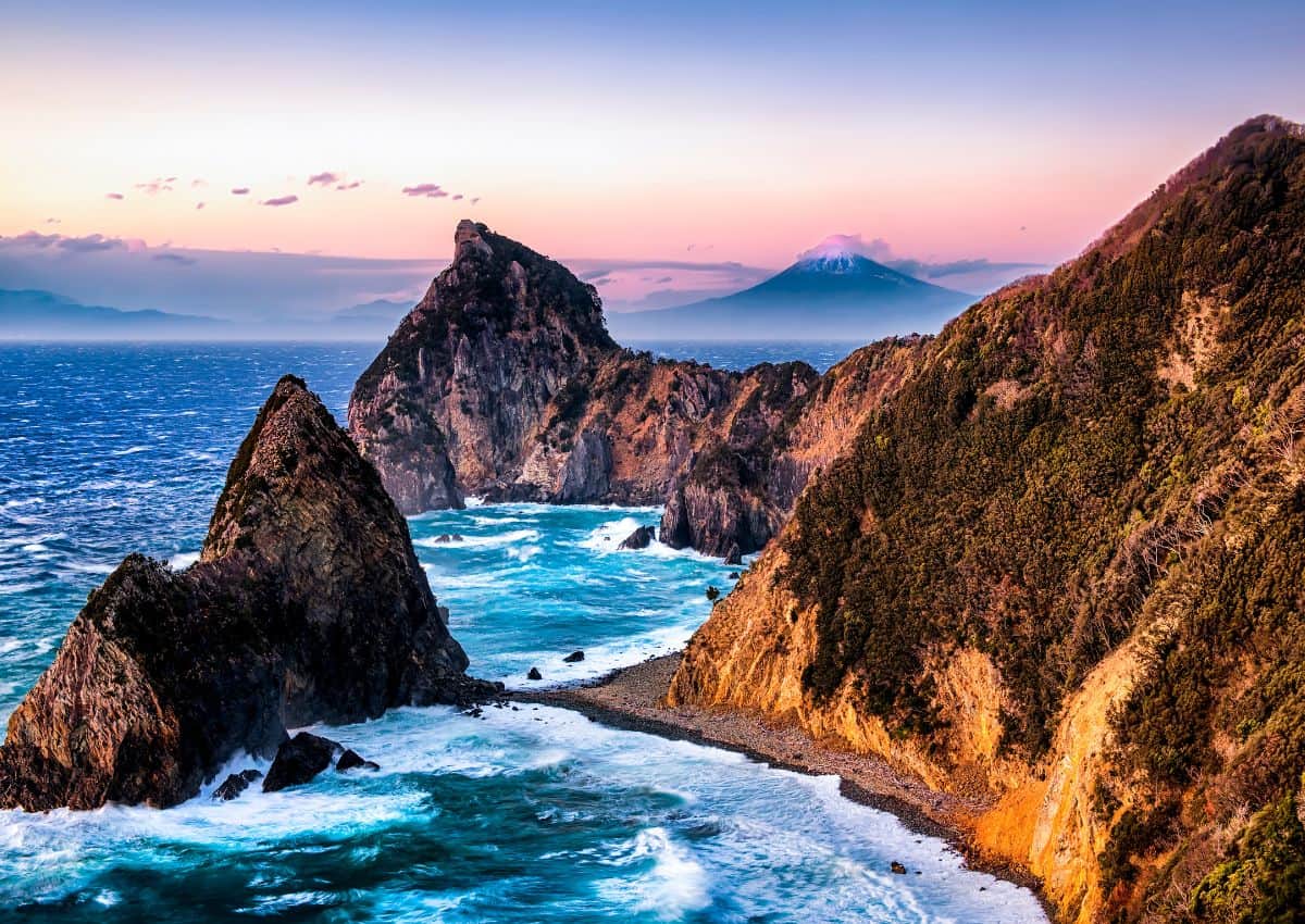 Le mont Fuji vu depuis le rocher de Senganmon, péninsule d'Izu, Shizuoka, Japon