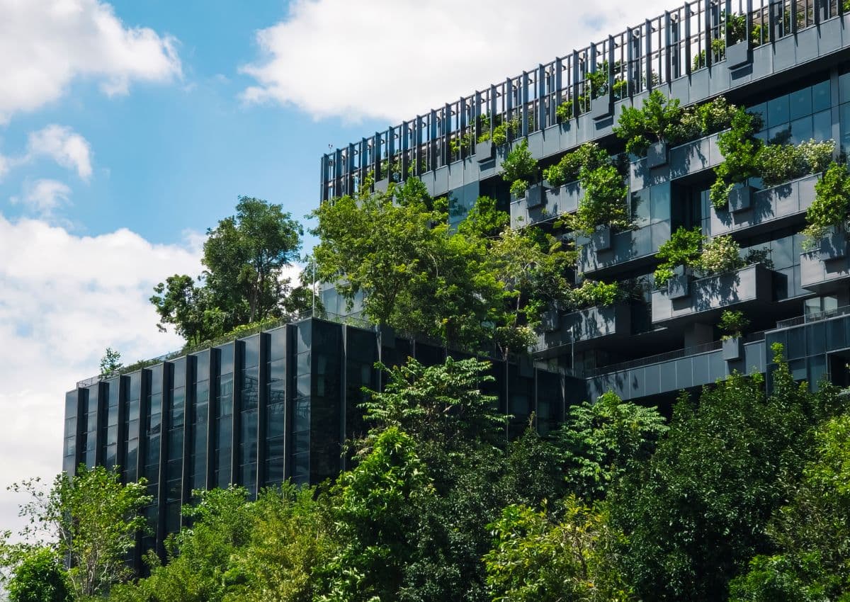 bâtiment durable à la façade vitrée végétalisée, illustrant l’écologie, la santé et le bien-être