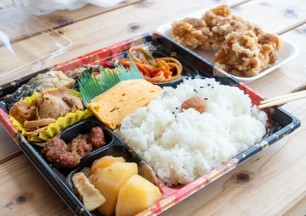Bento posé sur une table
