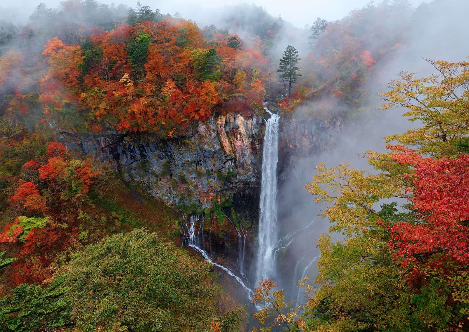 Chutes de Kegon en automne, entourées de brume à Nikko, Japon