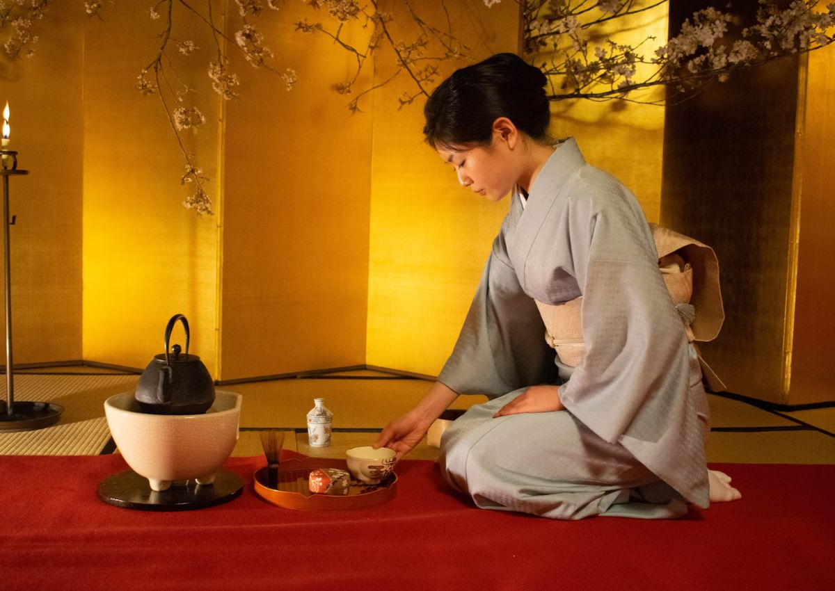 Jeune femme réalisant la cérémonie du thé, Japon