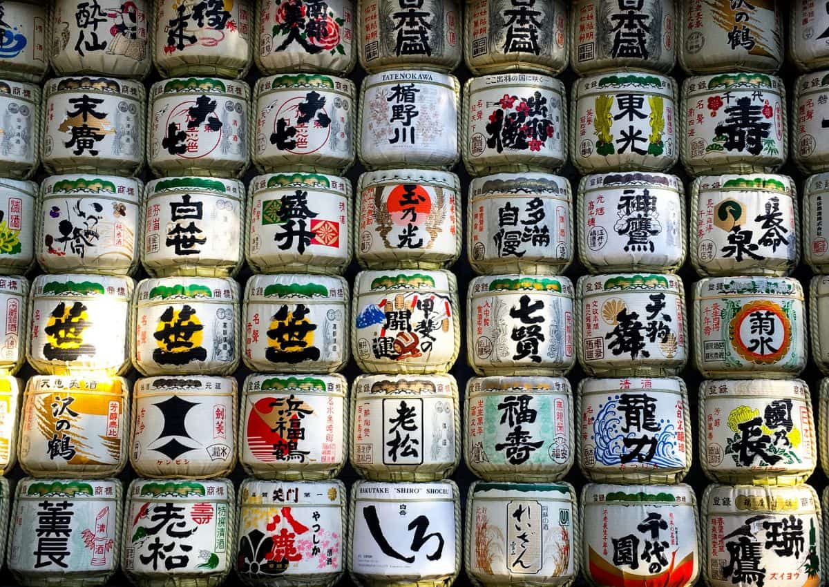 Futs de saké (komodaru) au sanctuaire Meiji, Tokyo, Japon