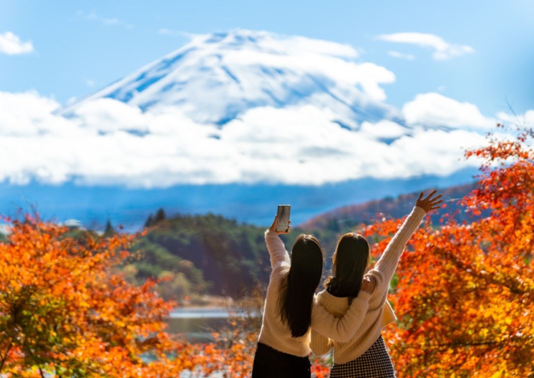 Amis prenant des photos, voyageant ensemble au Mont Fuji