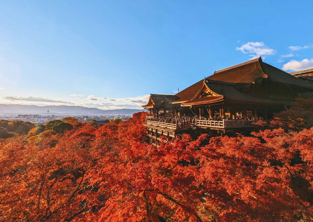 Foule admirant les feuillages d’automne depuis le temple de Kiyomizu-dera à Kyoto, Japon