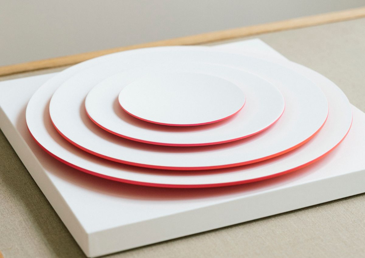Assiettes à la tranche colorée exposées dans le pop-up store “Tokyo Sense” du Marais, Paris