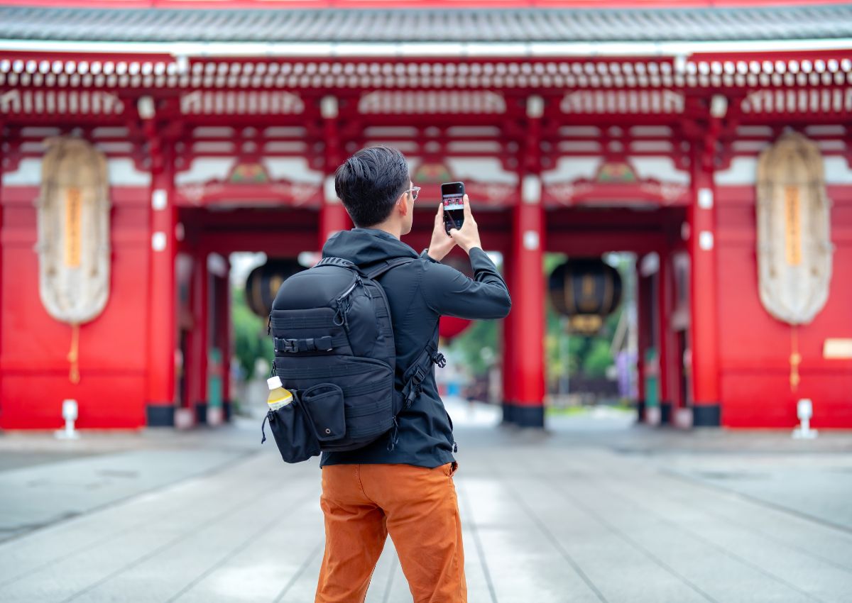 Touriste prenant une photo au temple Senso-ji à Tokyo, Japon
