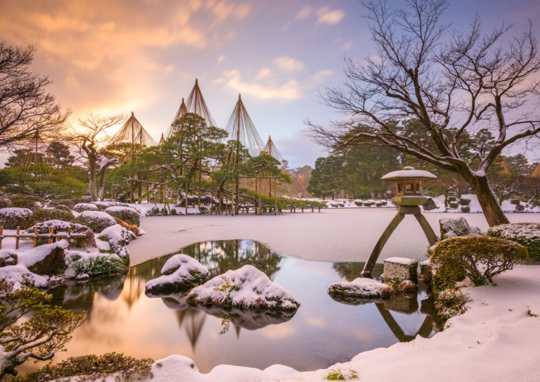 Scène de parc enneigé dans les jardins Kenrokuen au Japon, à Ishikawa, en hiver