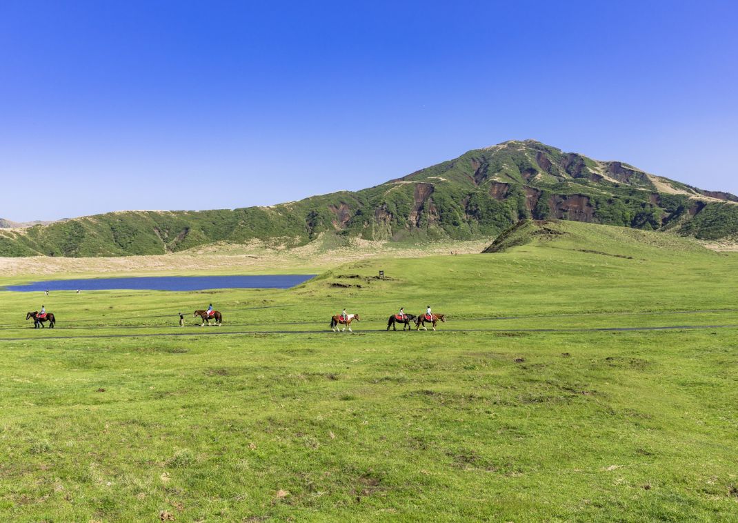 Balade à cheval à Kusasenri, mont Aso, Japan