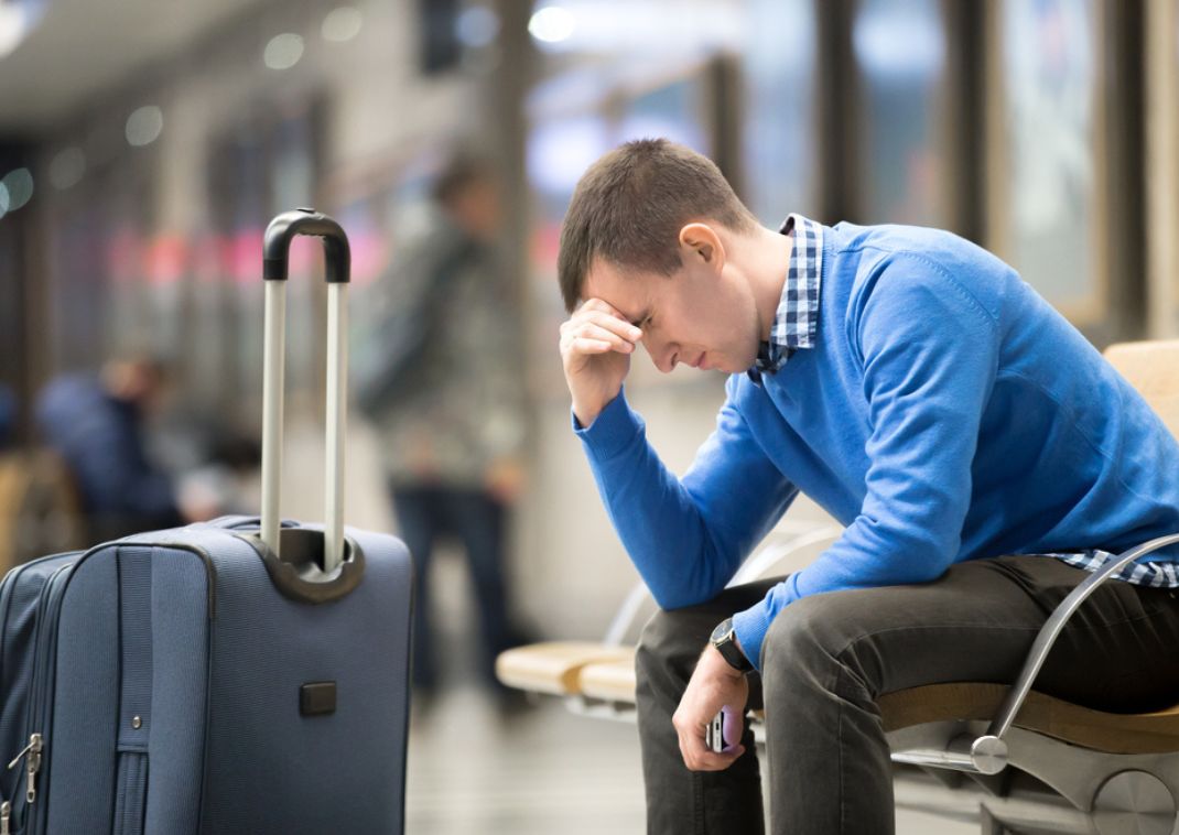 Homme stressé à l'aéroport