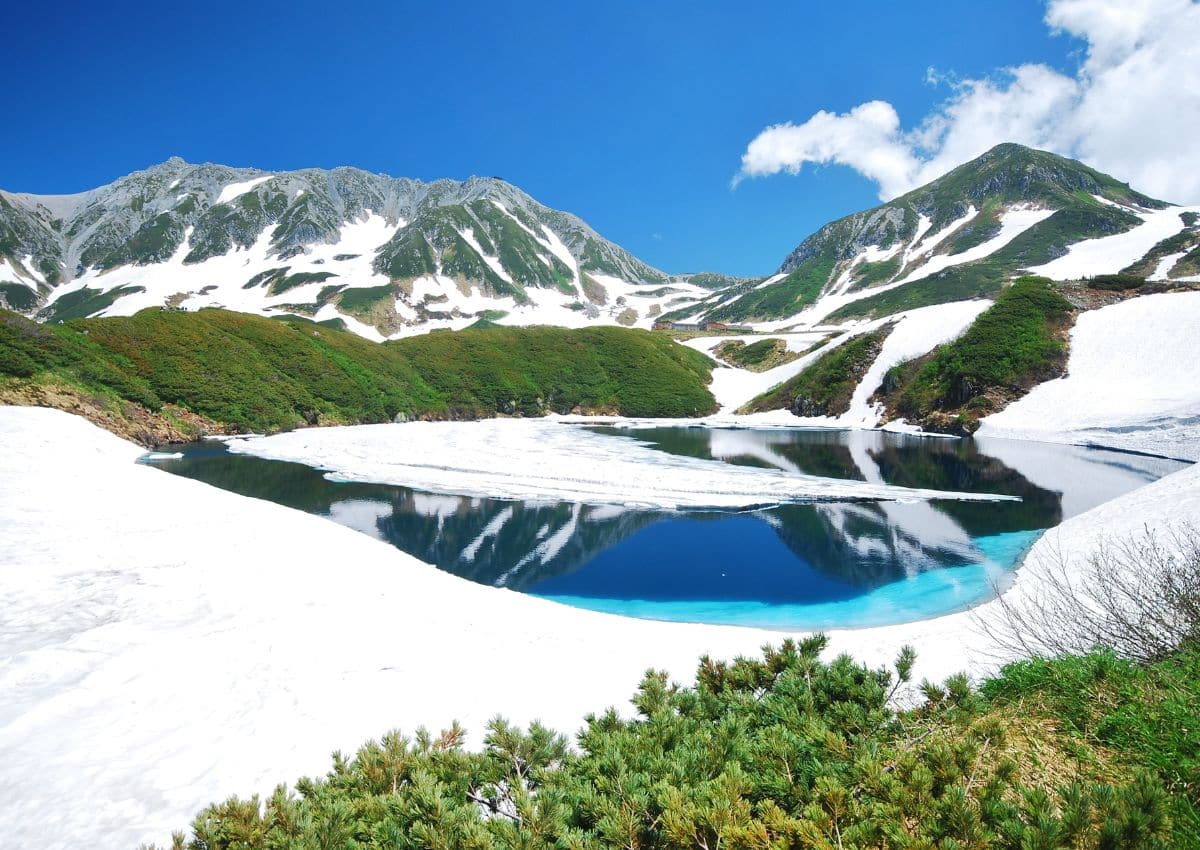 Paysage alpin près de Tateyama au printemps