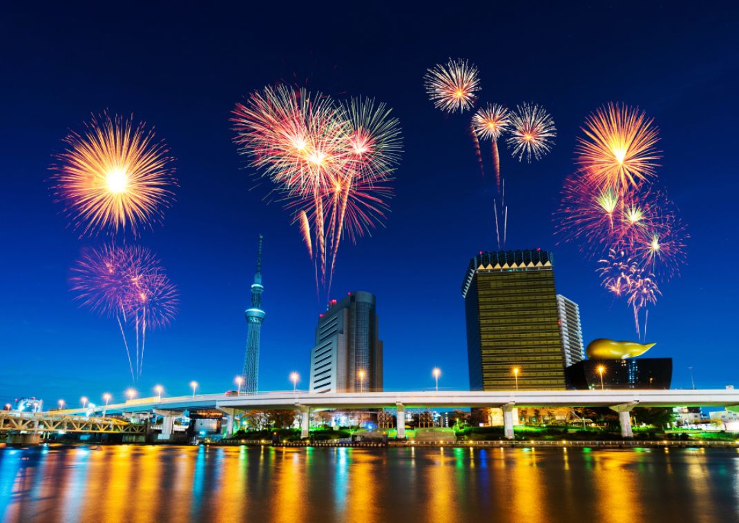 Festival d'été à Tokyo, feux d'artifice sur la rivière Sumida