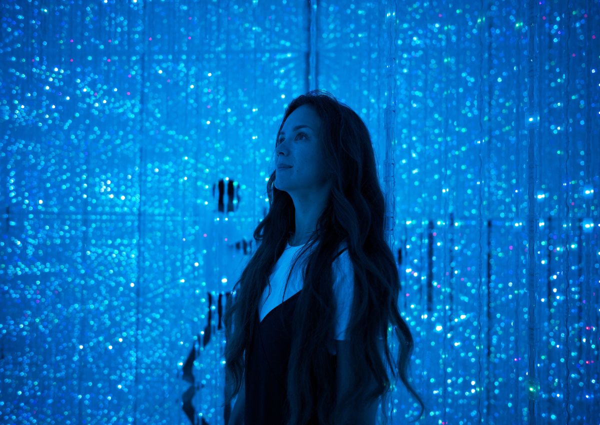Visiteuse d’une exposition teamLab au Japon
