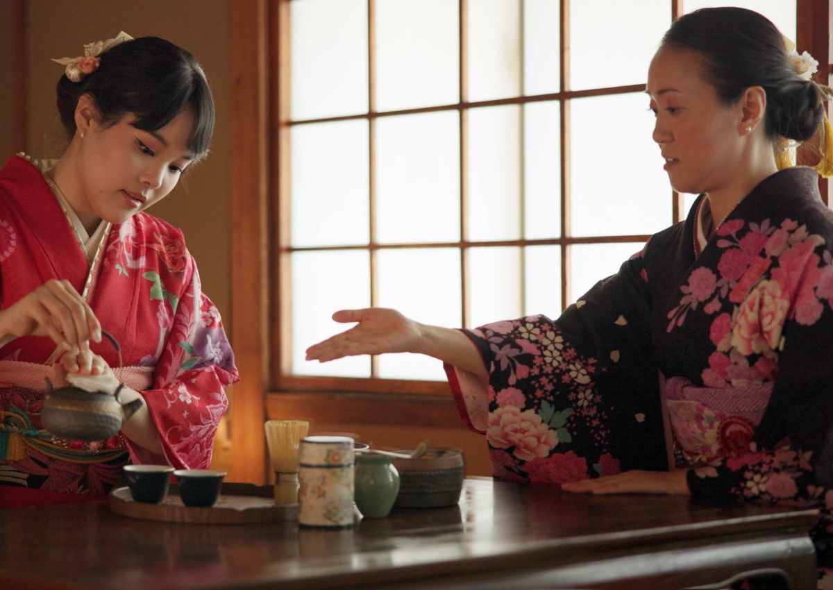 Deux femmes en kimono réalisant la cérémonie du thé, Japon