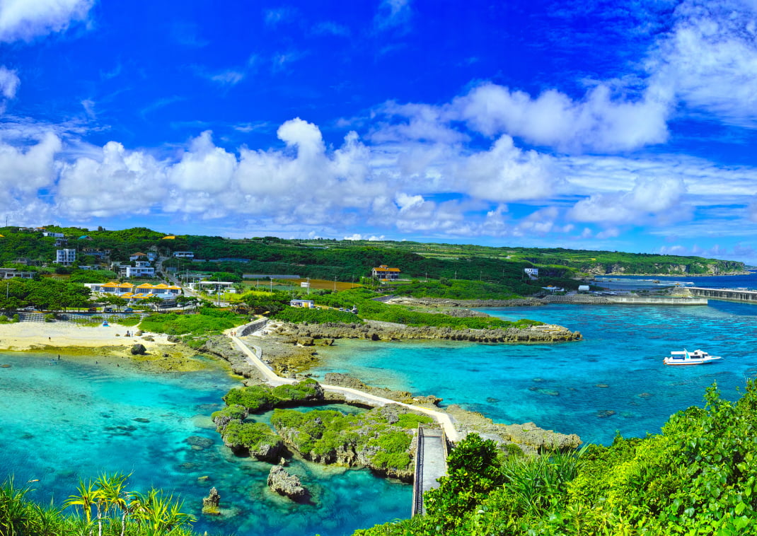  Miyako Island ALT: Miyako Island in summer, aerial view of beautiful landscape, tourism boats