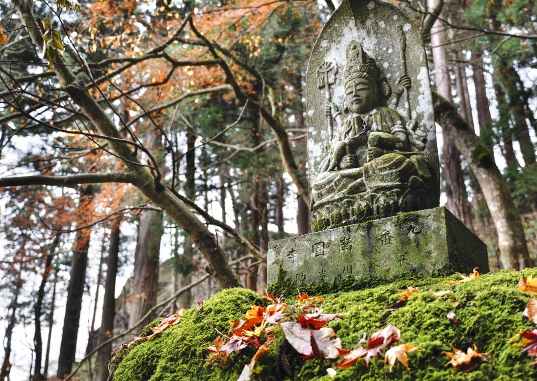 Statue de Bouddha à Tashoba, au temple Risshaku-ji de Yamadera, Japon