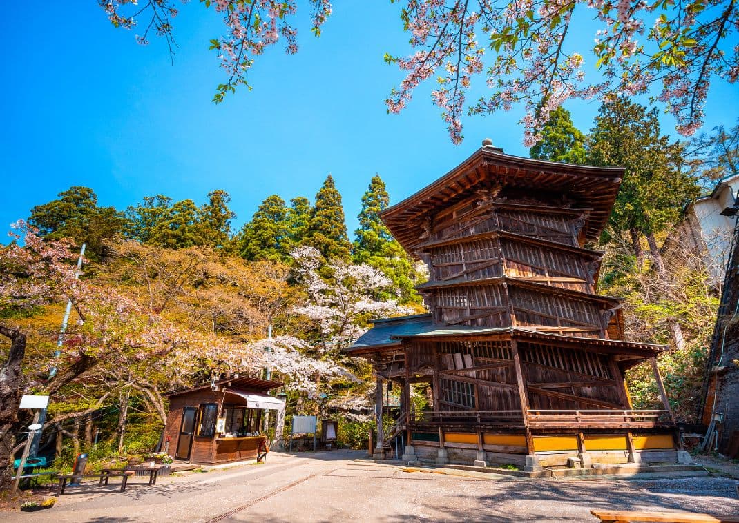 Temple Sazaedo au printemps, Aizuwakamatsu, Japon
