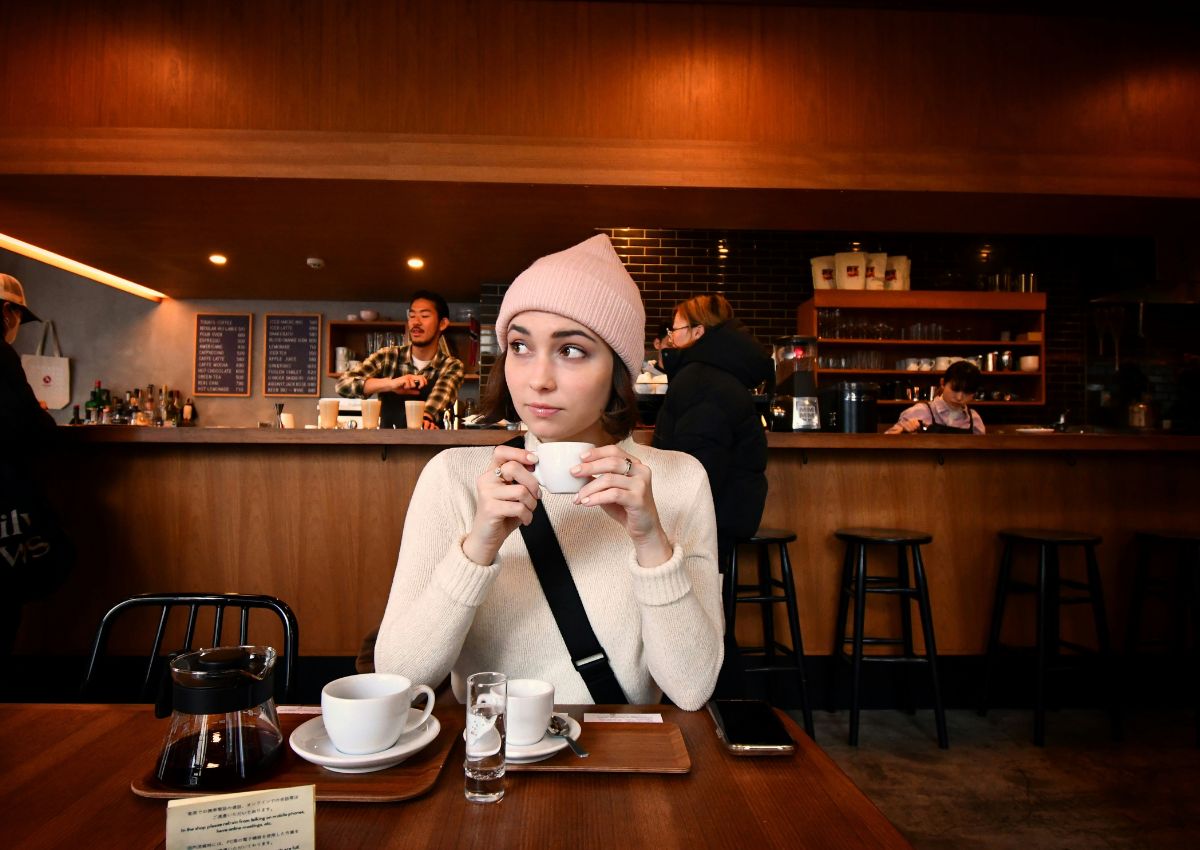 Femme dégustant un café dans un établissement au Japon