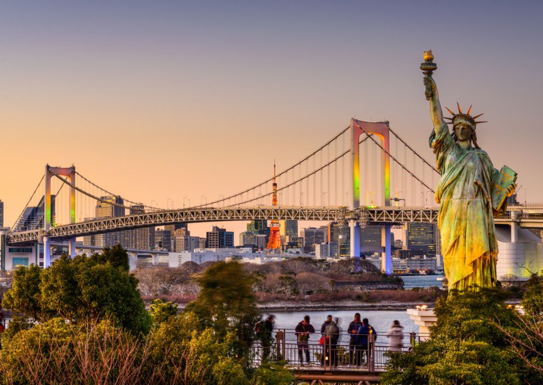 Vue de la Statue de la Liberté et du Rainbow Bridge à Odaiba à la tombée de la nuit, Tokyo, Japon