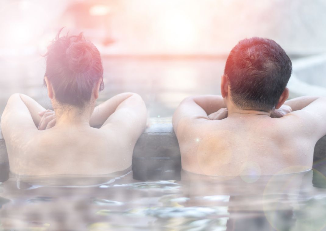 Couple profitant d'un onsen au Japon