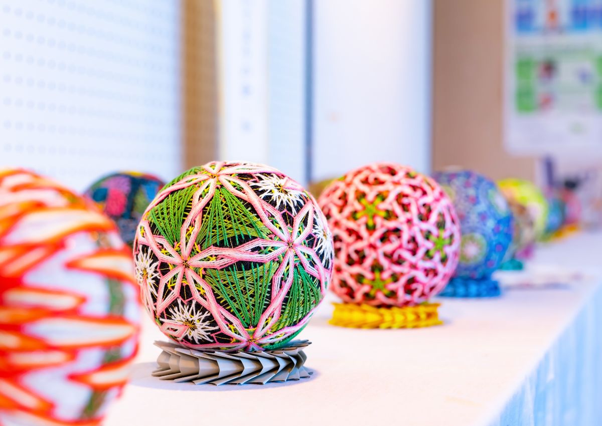 Temari fait main, exposées au Japon