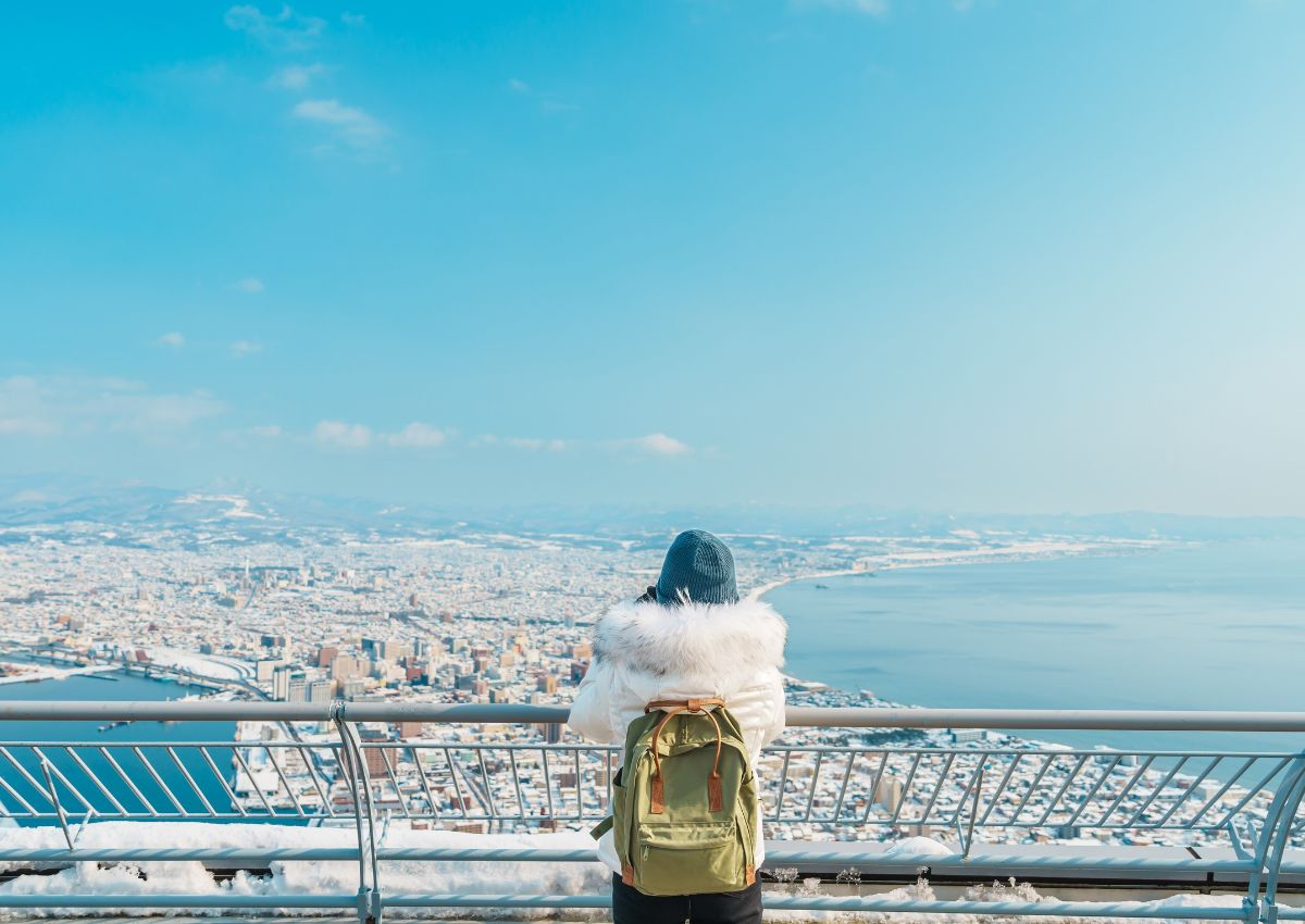 Voyageuse admirant le panorama sur la ville d’Hakodate, Hokkaido, Japon
