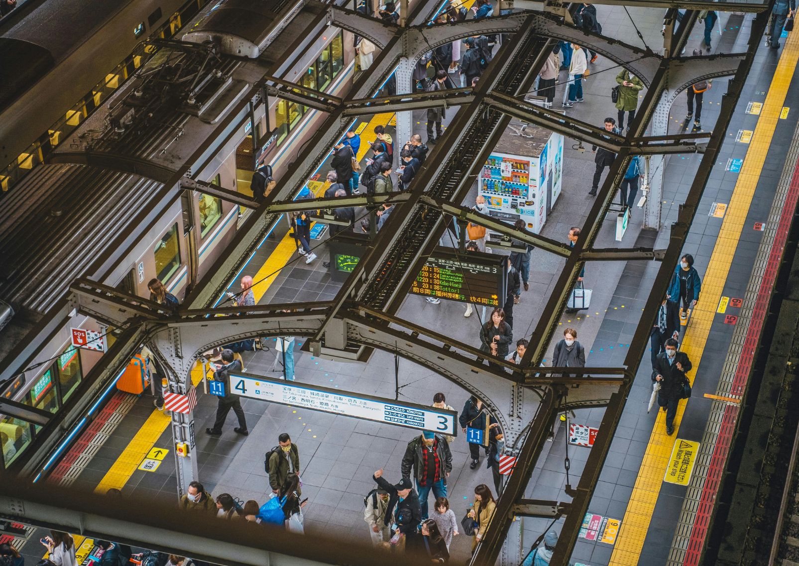 Voyageurs sur une plateforme de la gare de Tokyo à Tokyo, Japon
