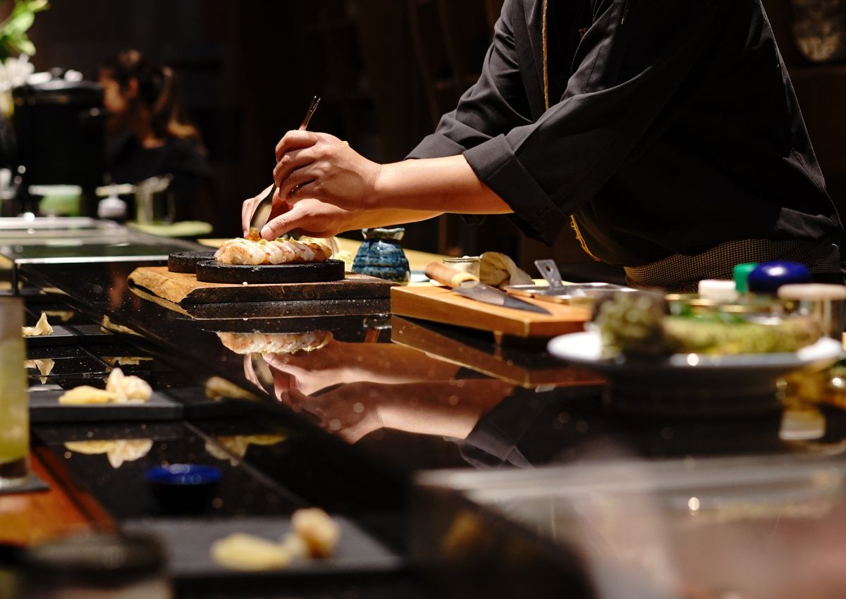 Sushi japonais en train d’être préparés par un chef japonais