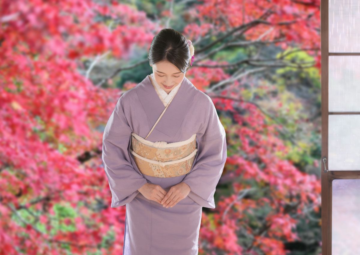 Femme japonaise portant un kimono iro muji