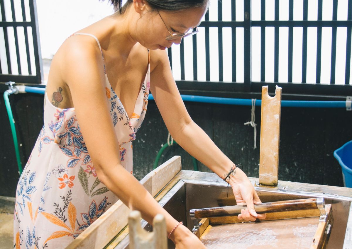Louise apprend à fabriquer du papier à la main au Japon