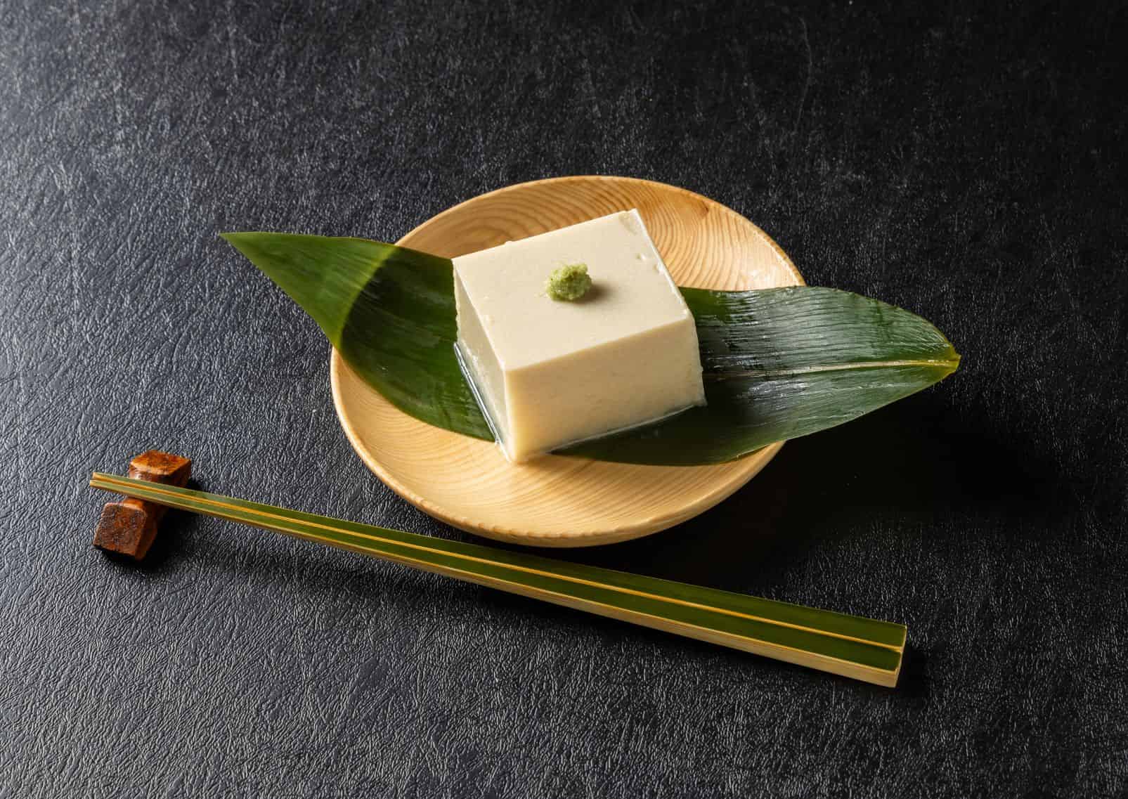 Plat raffiné de tofu japonais avec baguettes