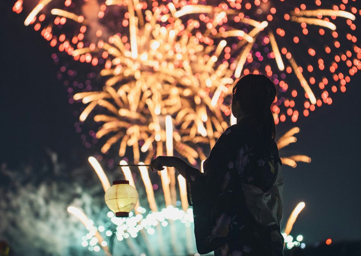 Femme en yukata au festival de feux d'artifice à Tokyo