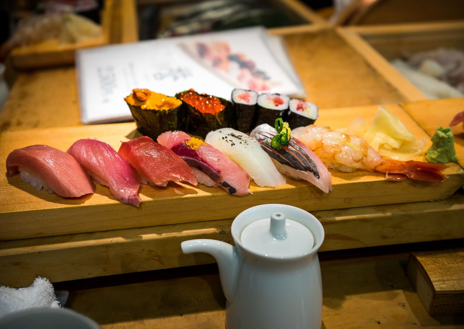  Sushis-fraichement-préparés-au-marché-aux-poissons-de-Tsukiji-à-Tokyo