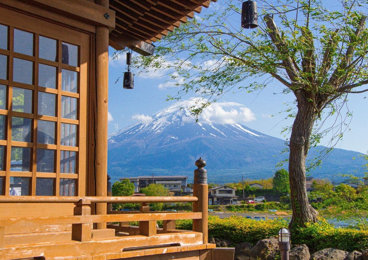 Habitation en bois derrière lequel on voit le mont Fuji, Japon