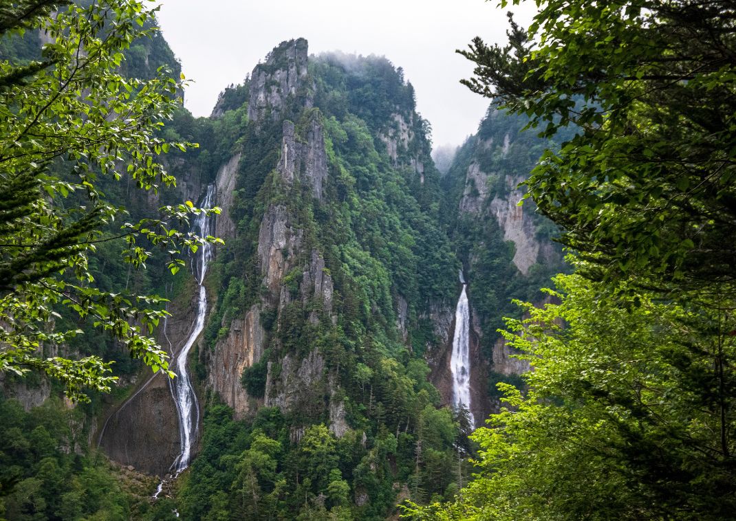 Les chutes d’eau de Ryusei (à droite) et Ginga no Taki (à gauche)