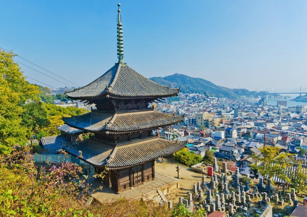 Vue sur la ville d’Onomichi avec le temple Senkoji par une journée ensoleillée, Japon