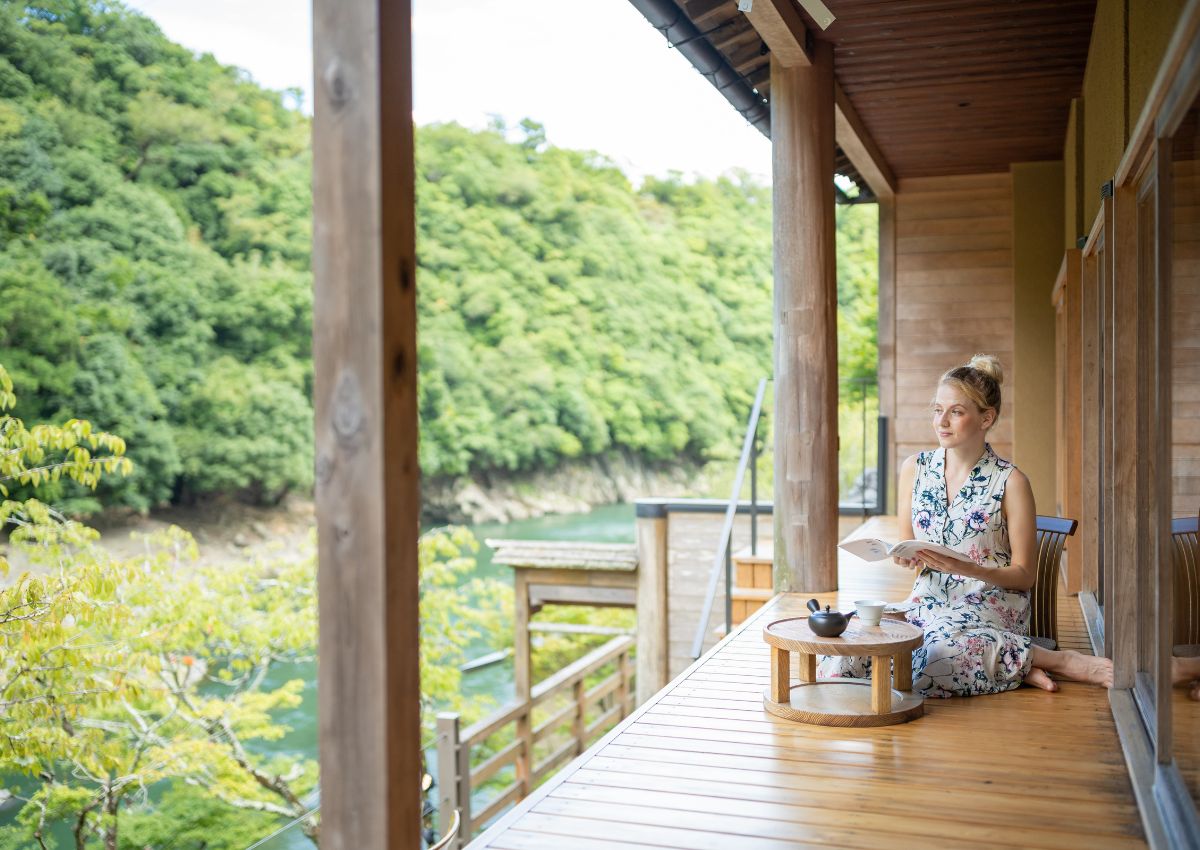 Jeune femme assise devant sa chambre de ryokan, Kyoto, Japon