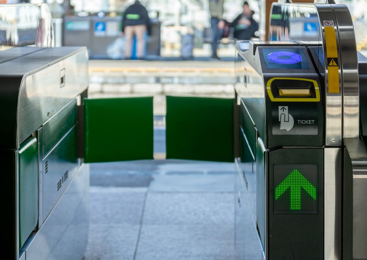 Portiques automatiques dans une gare japonaise