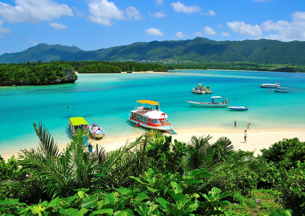  Kabira Bay, Okinawa ALT: Kabira Bay, Okinawa in summer, aerial view of beautiful landscape, tourism boats