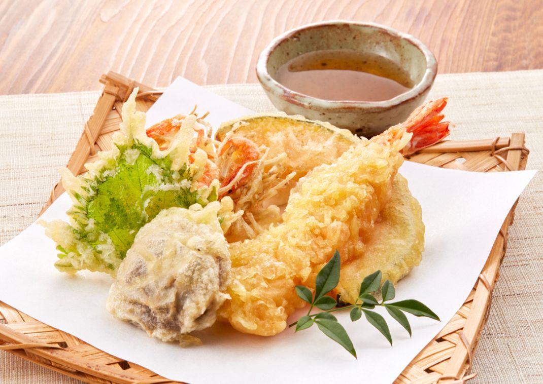 Tempura servis avec une sauce