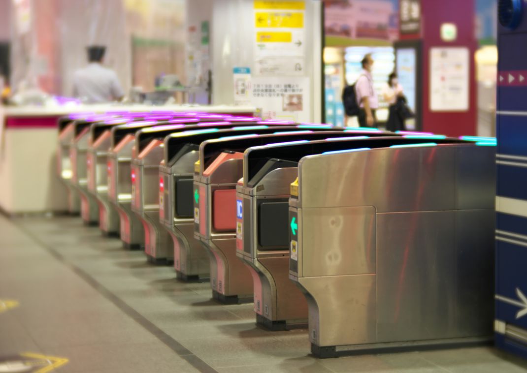 Les portiques du métro d’une gare de Tokyo