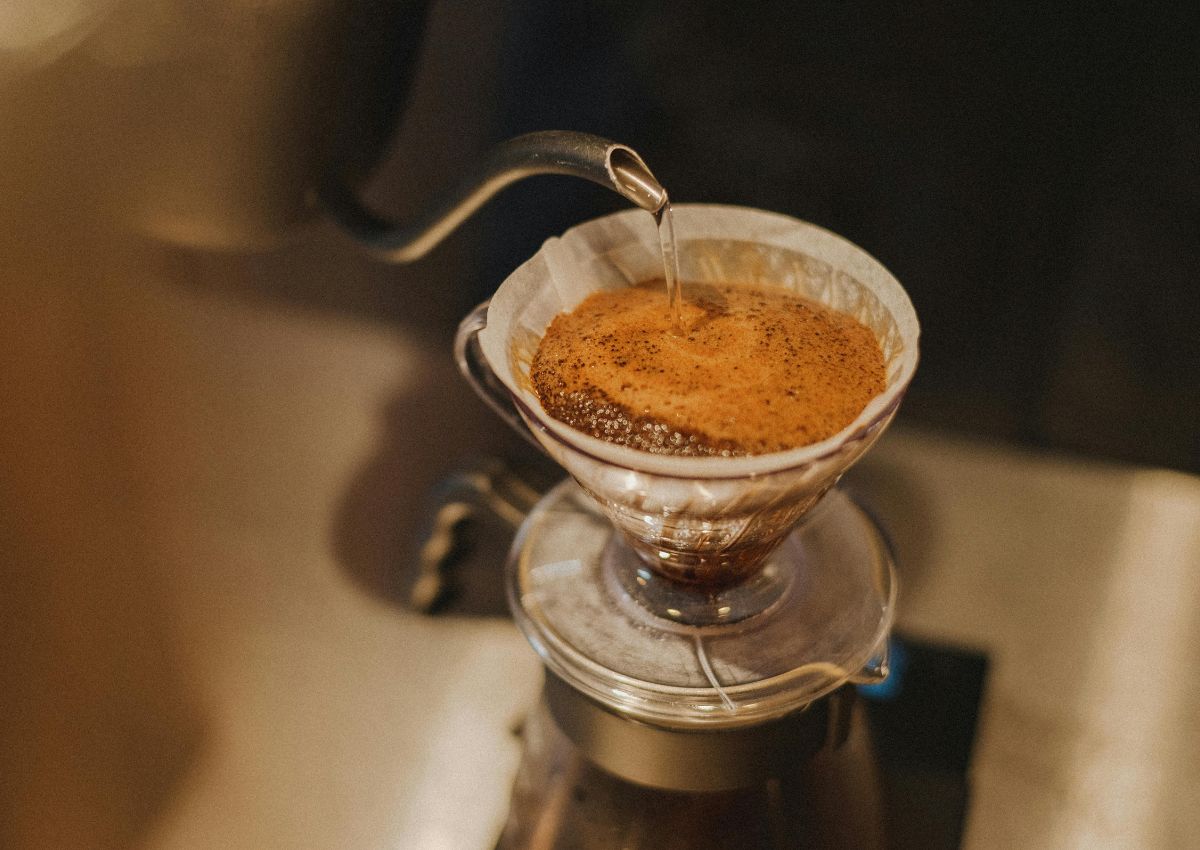 Préparation manuelle d’un café filtre au Japon