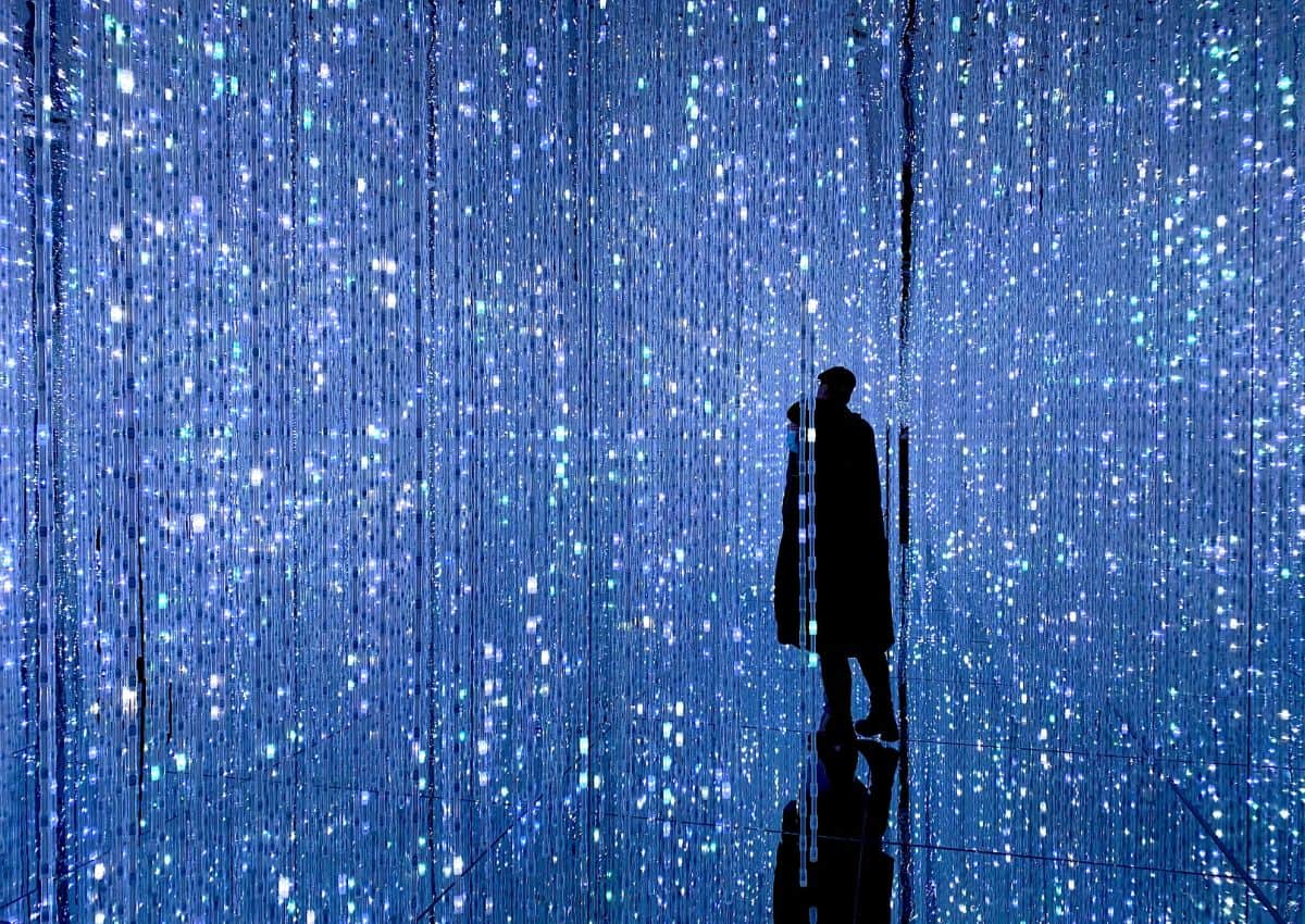 Visiteur dans une installation lumineuse du teamLab Borderless, Tokyo, Japon