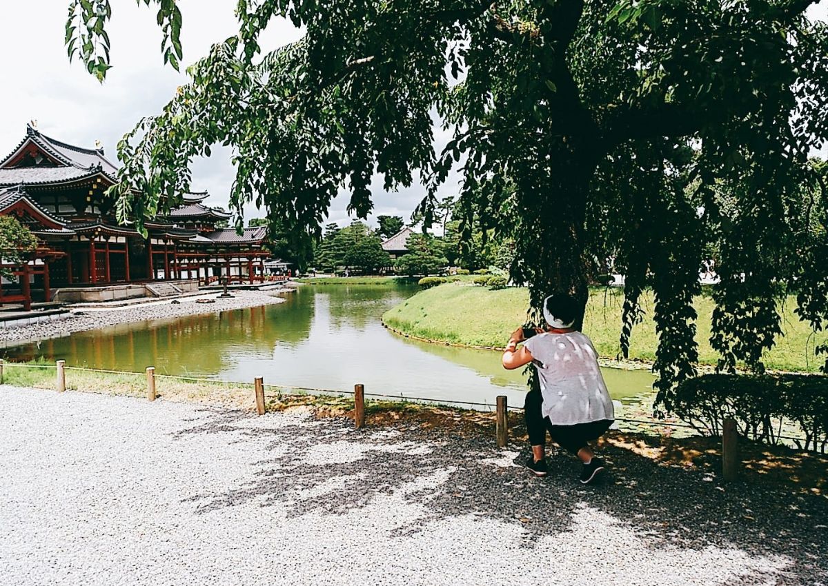 Julie photographiant le Byodo-in à Uji, près de Kyoto, Japon