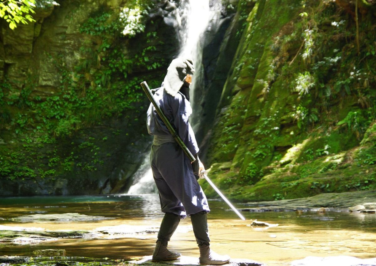 Ninja en entraînement au bord de l'eau à Akame, Japon