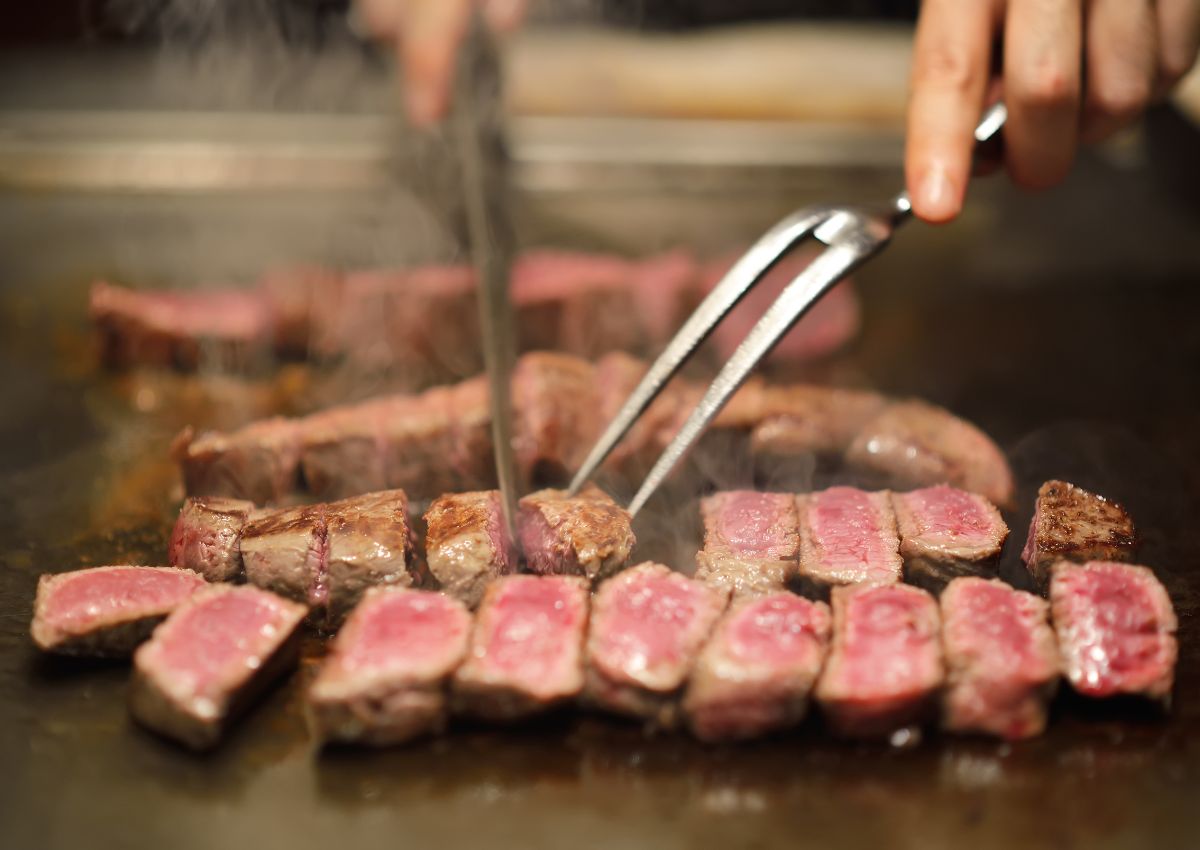 teak de bœuf de Kobe grillé, préparé teppanyaki par un chef